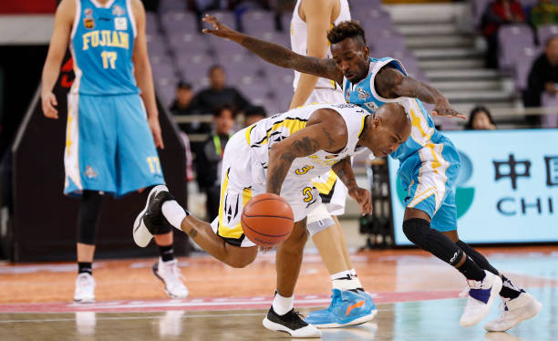 篮球防守的艺术：如何在规则允许范围内完成精彩盖帽