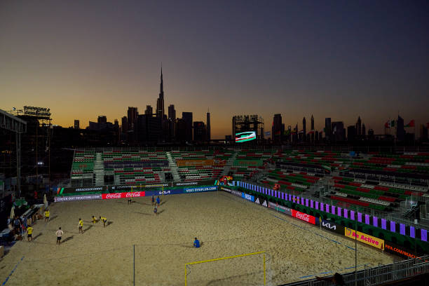 风格:引发思考,带有辩论和重新评价的性质